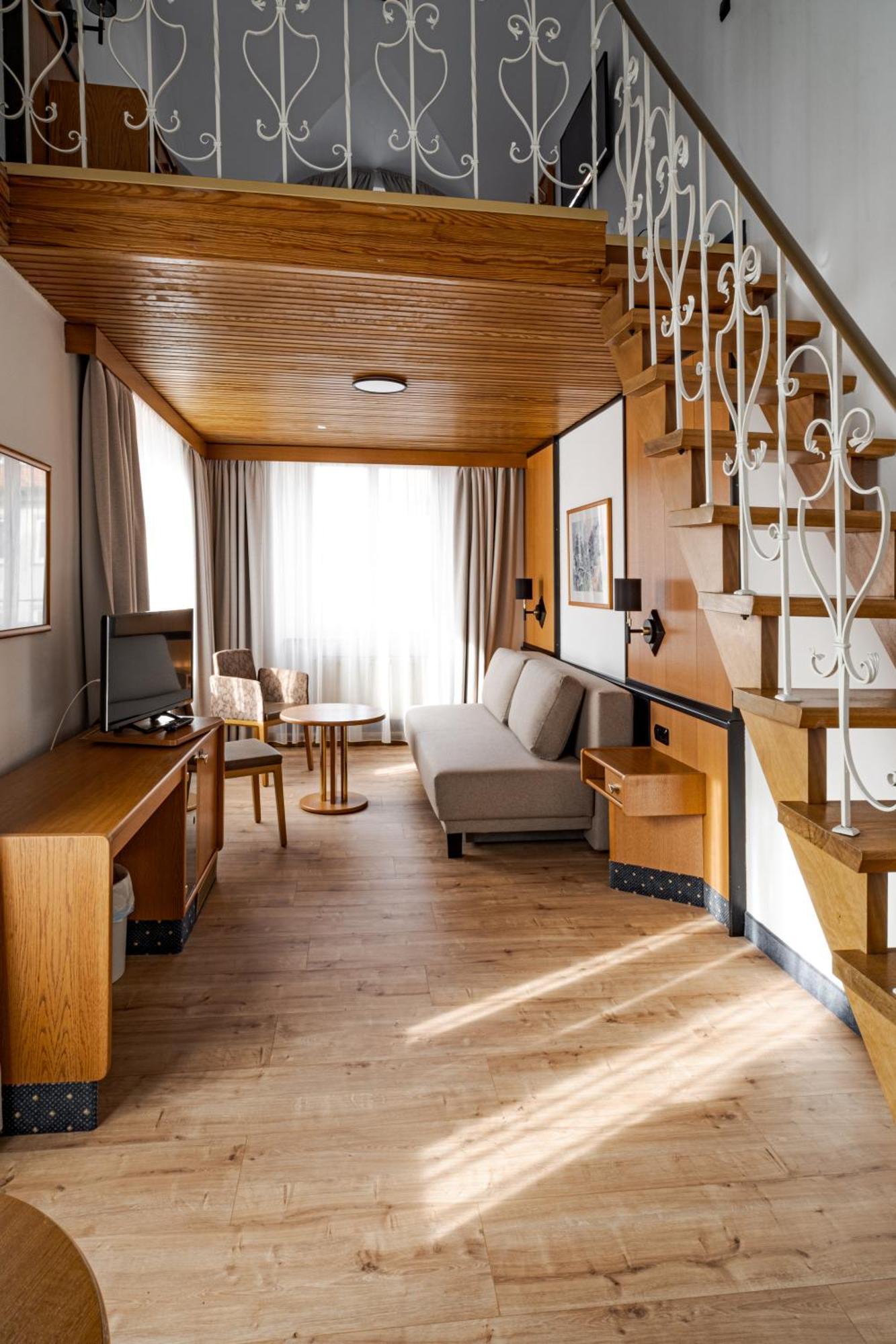 Hotel Goldener Hirsch Kaufbeuren Buitenkant foto